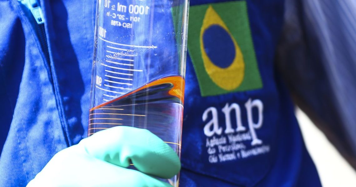 ANP encontra irregularidades nos preços de combustíveis em 12 estados