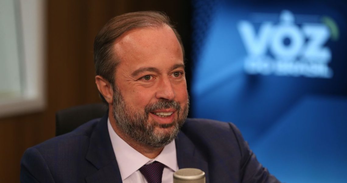 Postos serão fiscalizados para garantir queda nos preços, diz ministro