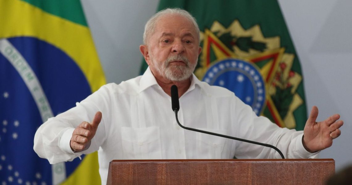 Lula anuncia política de reajuste do salário mínimo e isenção de IR