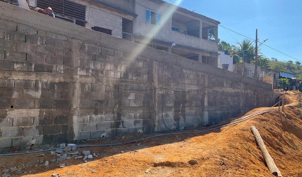 Prefeitura de Miradouro constrói muro de contenção no Bairro dos Carreiros
