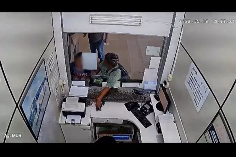 Mulher é flagrada furtando celular em guichê na rodoviária de Muriaé