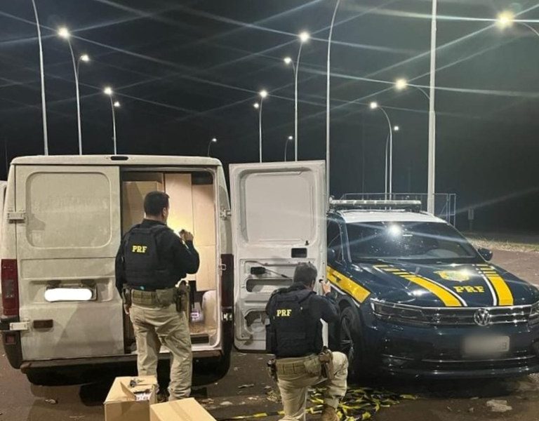 PRF apreende 85 mil maços de cigarros contrabandeados durante fiscalização na BR 153 em MG