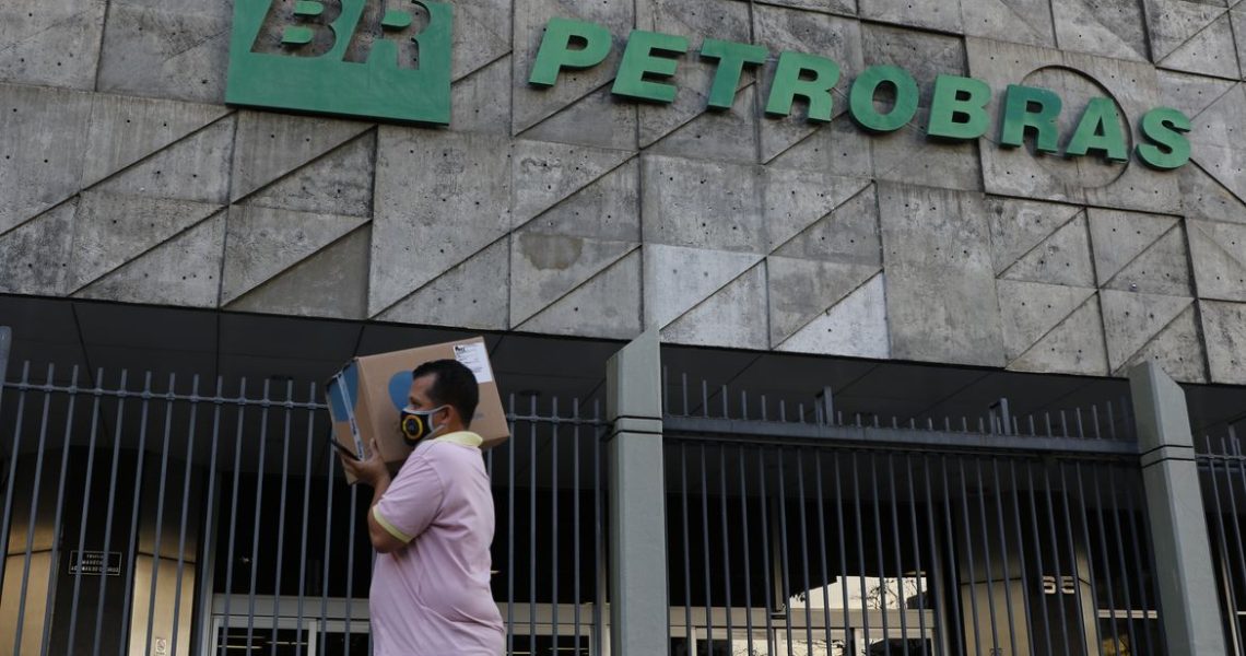 Petrobras reduz preço da gasolina em 4,66% para distribuidoras