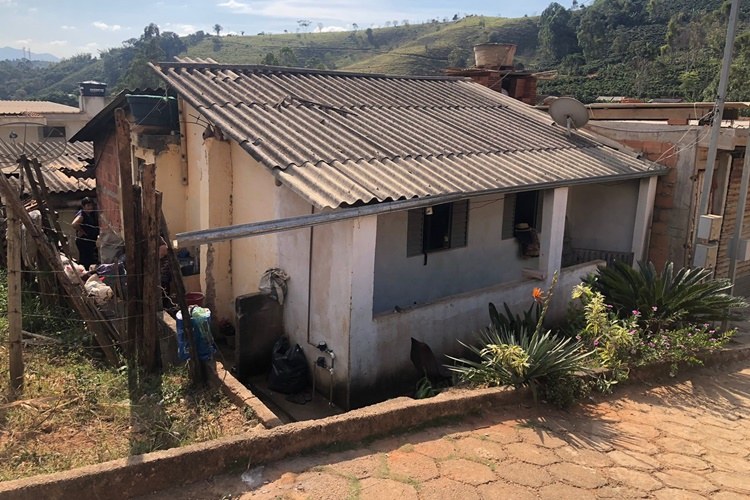 Criança de 4 anos que estava dentro de casa incendiada em São Francisco do Glória, morre em hospital de Carangola