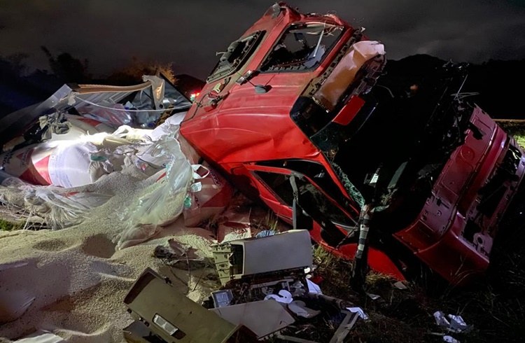 Acidente entre três carretas deixa motorista morto na BR-116 próximo a Laranjal
