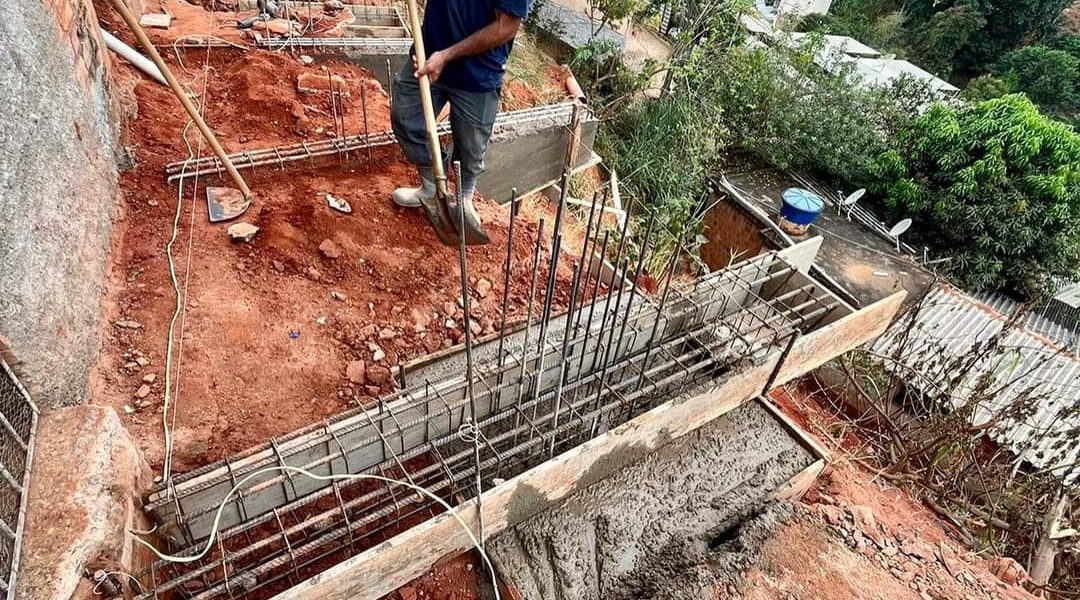 Prefeitura de Miradouro constrói laje para proteção de encostas no bairro do Cruzeiro