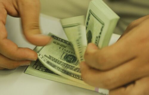 O dólar americano começou esta quinta-feira (31) cotado a R$ 4,86 para compra e venda.