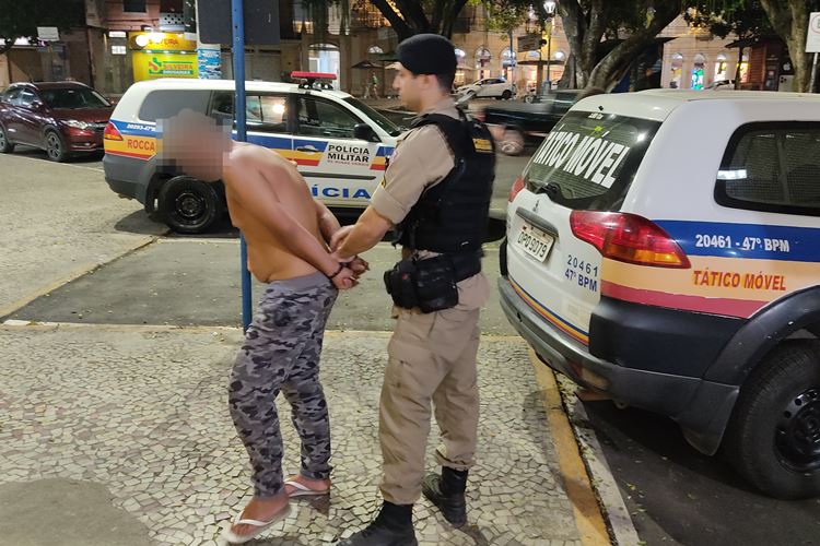 Homem é detido pela PM após vender kit com cocaína, maconha e isqueiro no bairro São Pedro