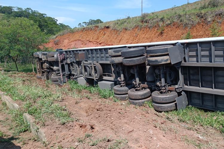 BR-116: motorista perde o controle e tomba com carreta na Serra de Belvedere