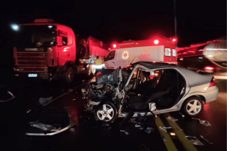 BR-116: condutor é socorrido após ficar preso às ferragens em acidente entre carro e carreta