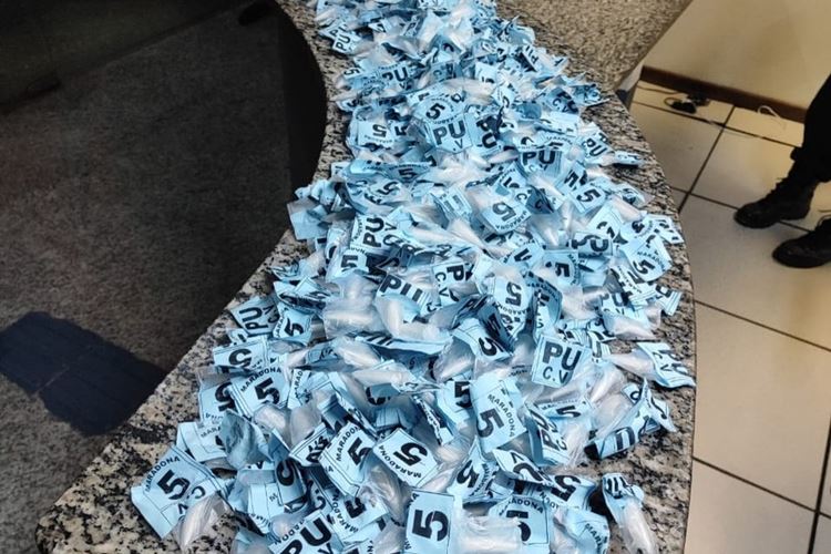 Dois passageiros de ônibus com destino a Muriaé são presos com mais de 1 mil cápsulas de cocaína na bagagem