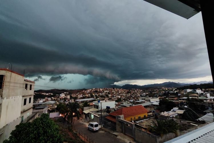 Alerta vermelho: chuvas intensas e ventos fortes assolam a região – população orientada a tomar medidas de segurança