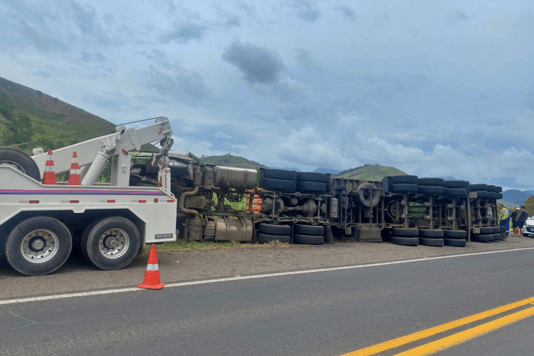 Carreta tomba na BR-116 próximo ao distrito de Itamuri; Condutor sai ileso, mas com ferimentos nas costas