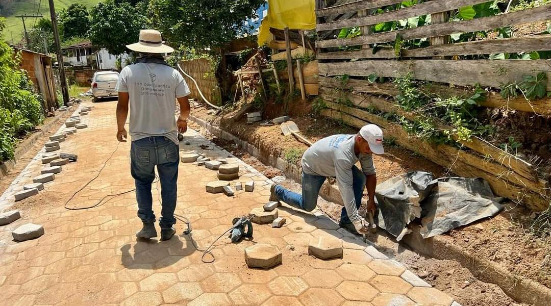 Distrito de Santa Bárbara recebe novo calçamento em suas ruas