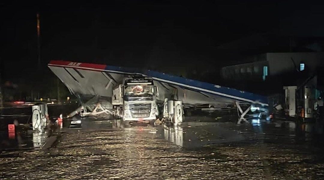 Forte Chuva Com Ventos Destrói Estrutura Do Posto Nazarão Em Miradouro