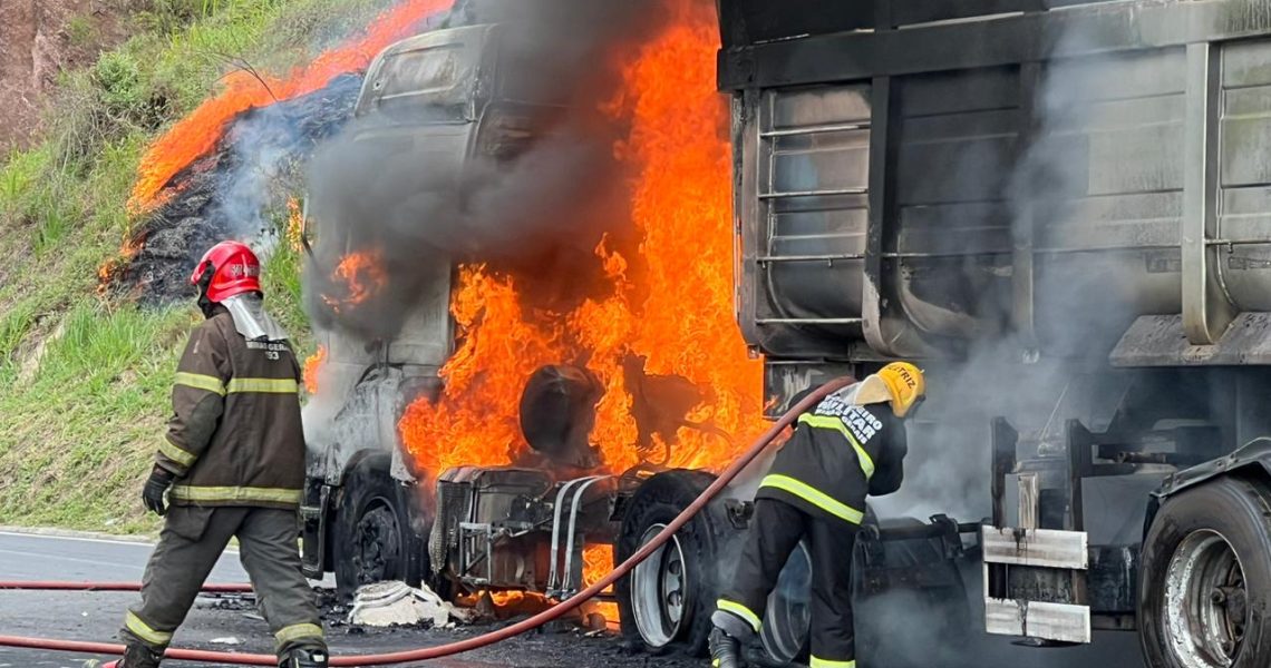 Carreta pega fogo na BR-116