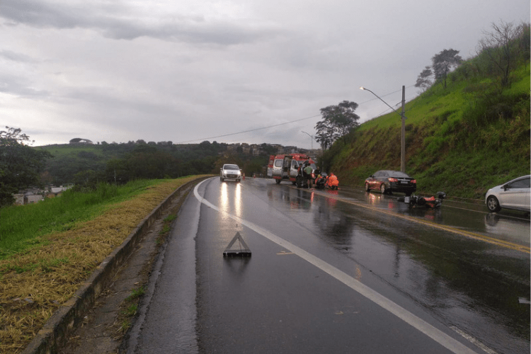 Motociclista fica ferido em acidente com carro no trecho urbano da BR-116