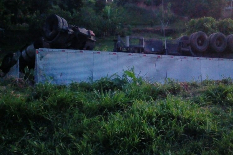 Carreta desgovernada cai no buraco próximo a Laranjal