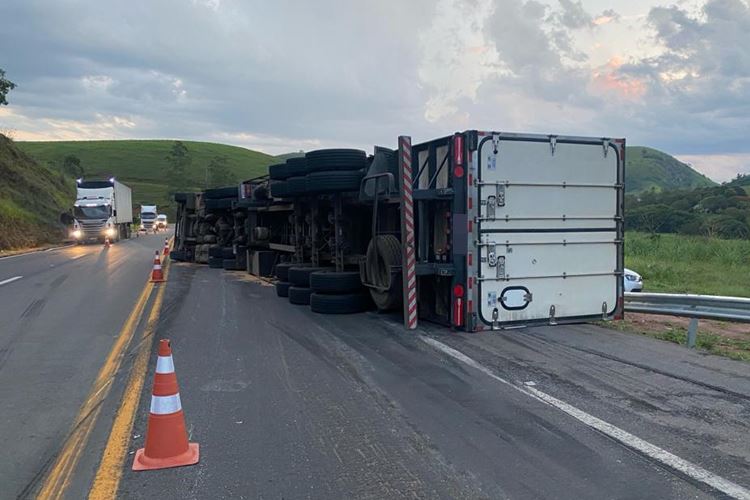 Itamuri: motorista sai ileso após carreta tombar na BR-116