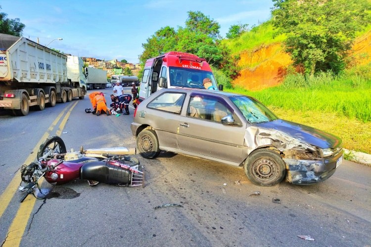 Motociclista fica ferido após carro realizar conversão proibida próximo a entrada do bairro Inconfidência