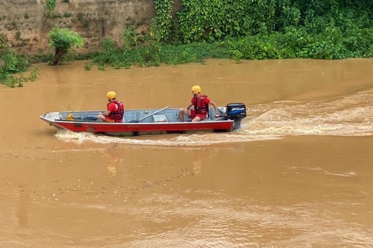 Corpo de Bombeiros segue nas buscas por homem desaparecido no Rio Muriaé