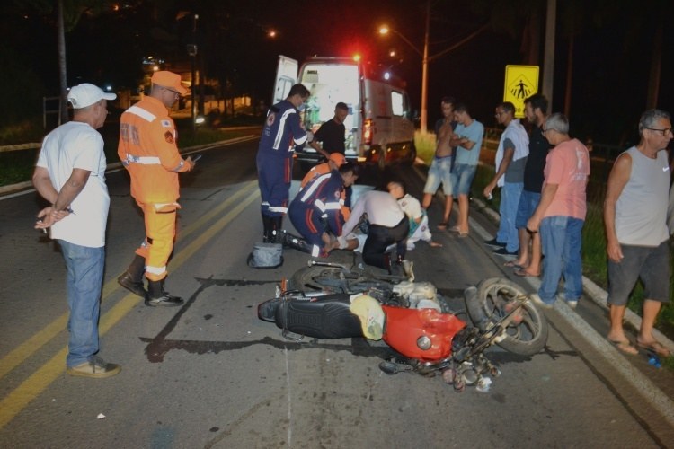 Motociclistas batem de frente no trevo do Porto