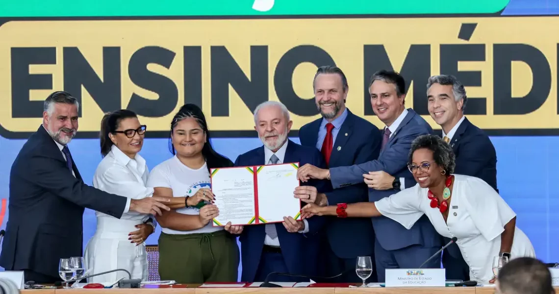 Ensino médio: Pé-de-Meia dará R$ 2 mil por ano a alunos de baixa renda