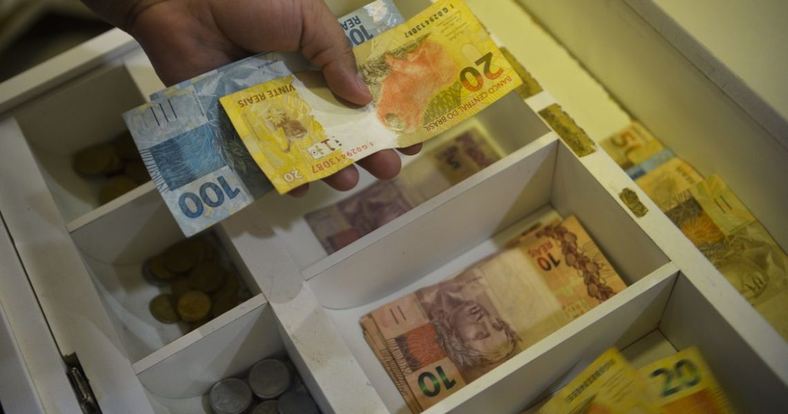 Salário mínimo de R$ 1.412 entra em vigor nesta segunda-feira