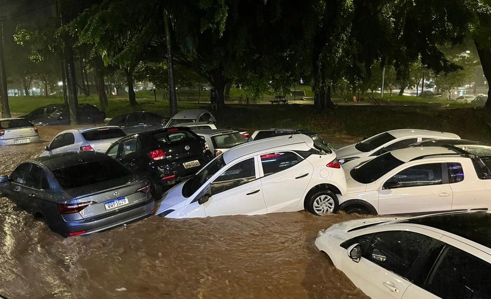 Temporal alaga ruas, arrasta carros, deixa pessoas ilhadas e derruba árvores em BH; VÍDEOS
