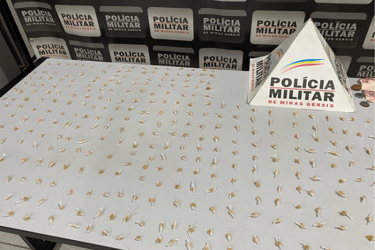 Grande quantidade de pedras crack é apreendida na Vila Cavalier e dois suspeitos são presos