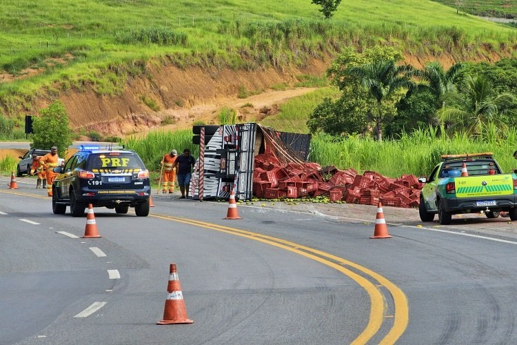 Caminhão carregado com mangas tomba na BR-116 próximo a entrada de Itamuri