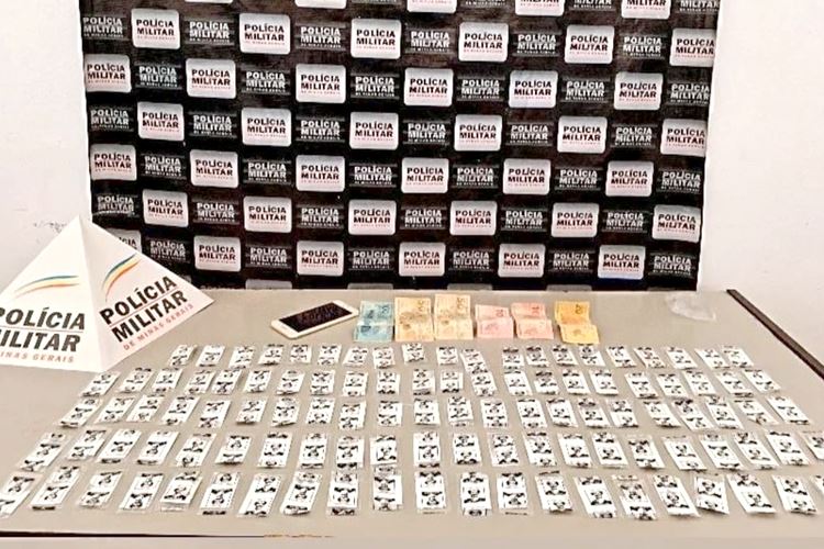 Dupla é presa pela Polícia Militar com mais de 100 papelotes de cocaína durante Carnaval na cidade de Tombos