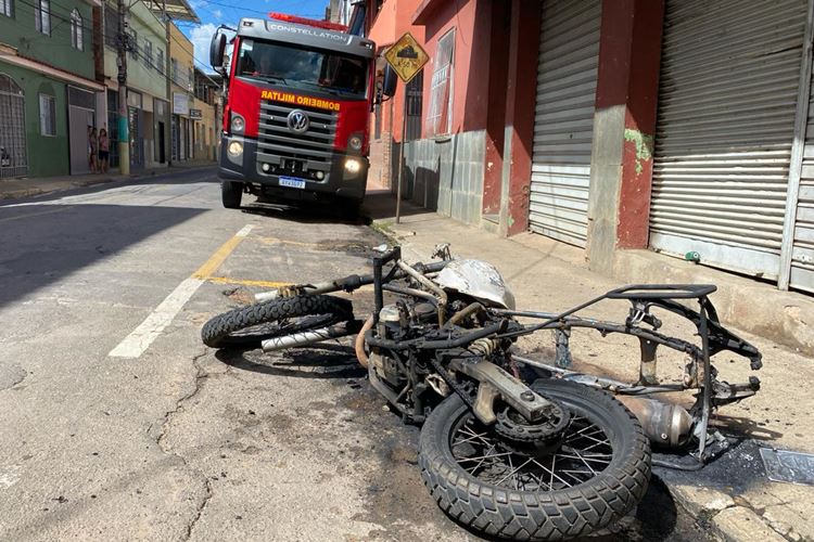 Motocicleta é incendiada no bairro do Porto