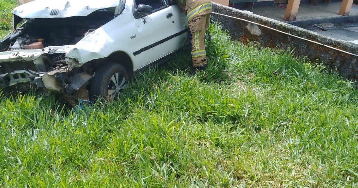 Bombeiros atendem vítima de capotamento de automóvel na zona rural de Barbacena