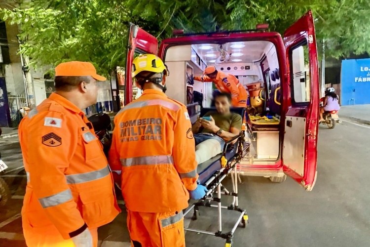 Trabalhador fica ferido no centro após caçamba tombar durante retirada de entulho