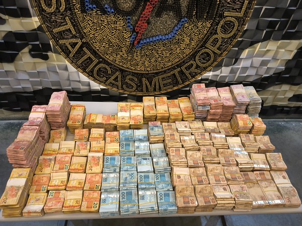Casal é preso com R$ 700 mil e tenta usar dinheiro para subornar policiais na Grande BH