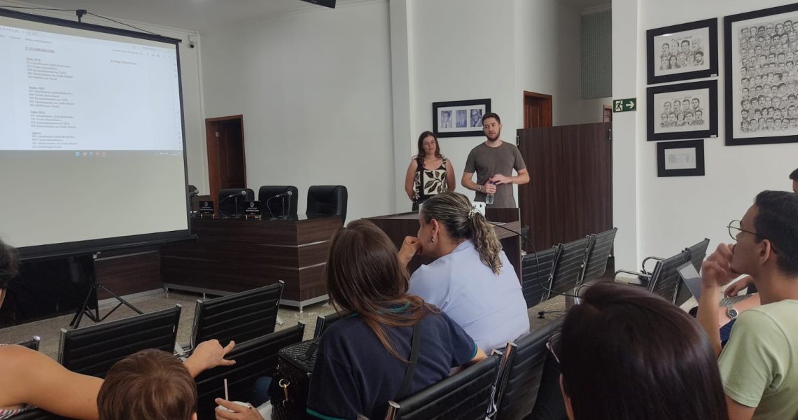 Oficina expressiva em arteterapia é realizada no centro de convivência