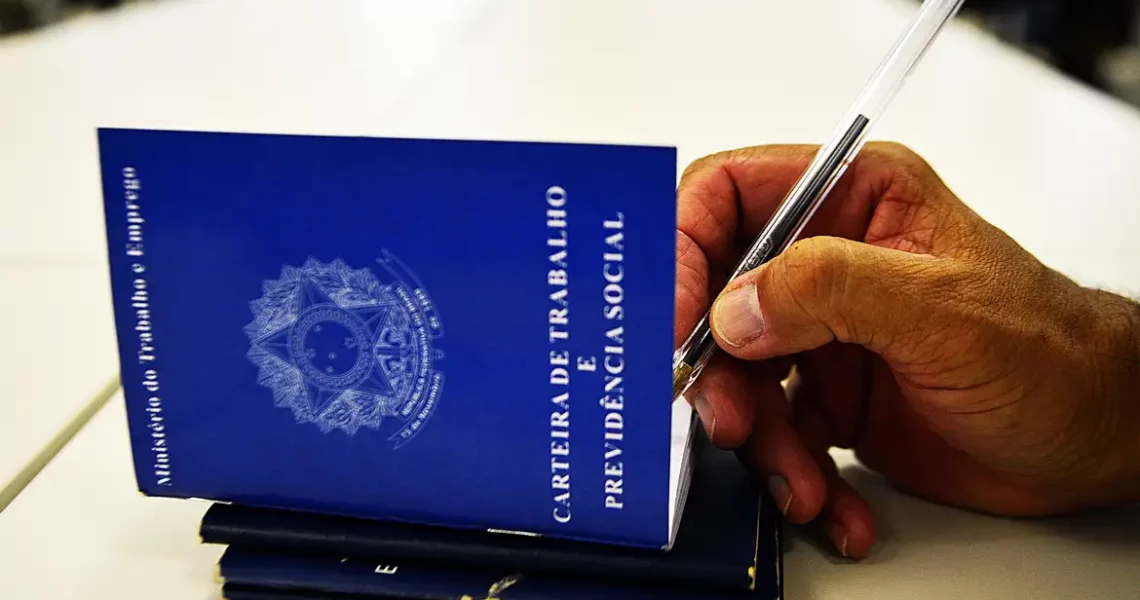 Taxa de desemprego fica em 7,9%; índice é o menor em 10 anos