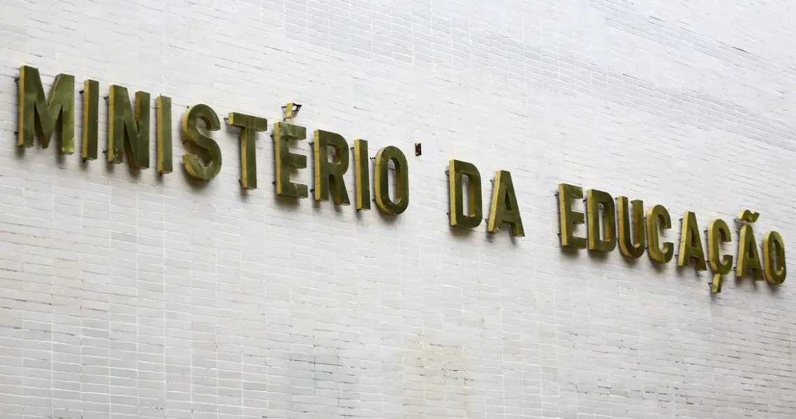 MEC ofertará 80 mil bolsas a estudantes de cursos de licenciatura