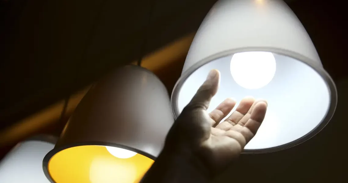 Outubro terá bandeira tarifária mais cara do sistema nas contas de luz