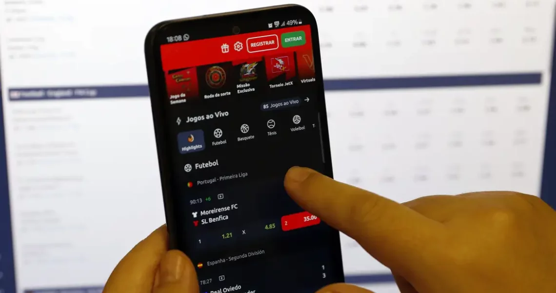 Beneficiários do Bolsa Família gastaram R$ 3 bi em bets em agosto