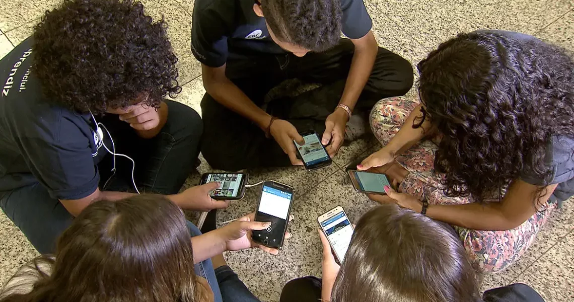 Comissão de Educação aprova projeto que proíbe celular em escolas