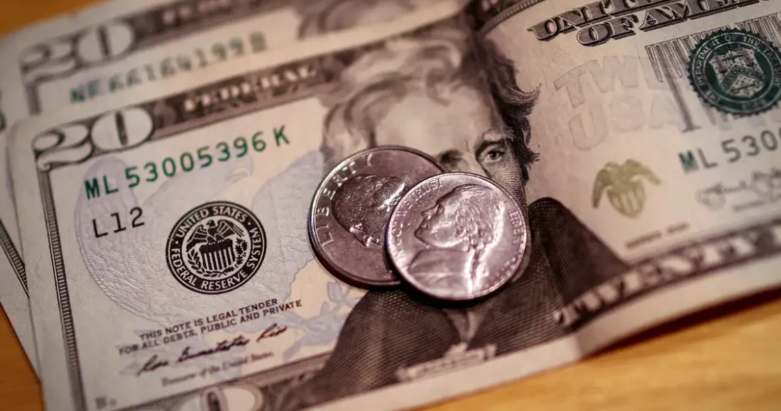 Dólar cai para R$ 5,68 e fecha no menor nível desde novembro