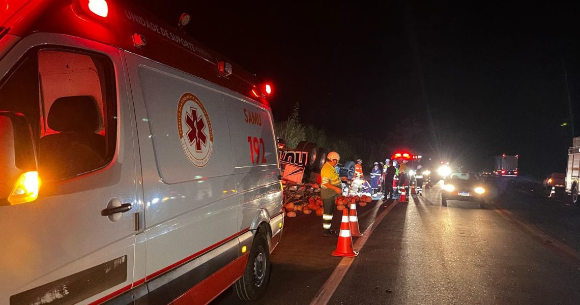 Bombeiros militares atuam em capotamento de caminhão na BR-116, em São Francisco do Glória