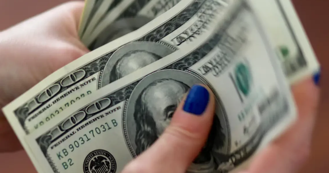 Dólar fecha a R$ 5,67 e atinge menor valor em cinco meses