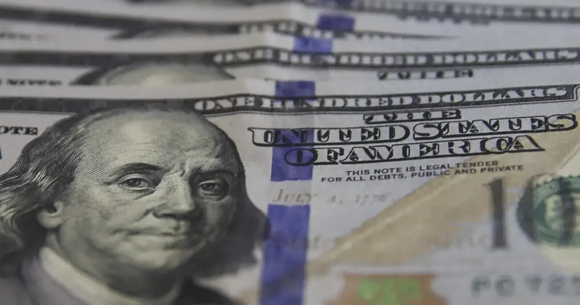 Dólar tem maior queda diária em dois anos e meio e fecha a R$ 5,75