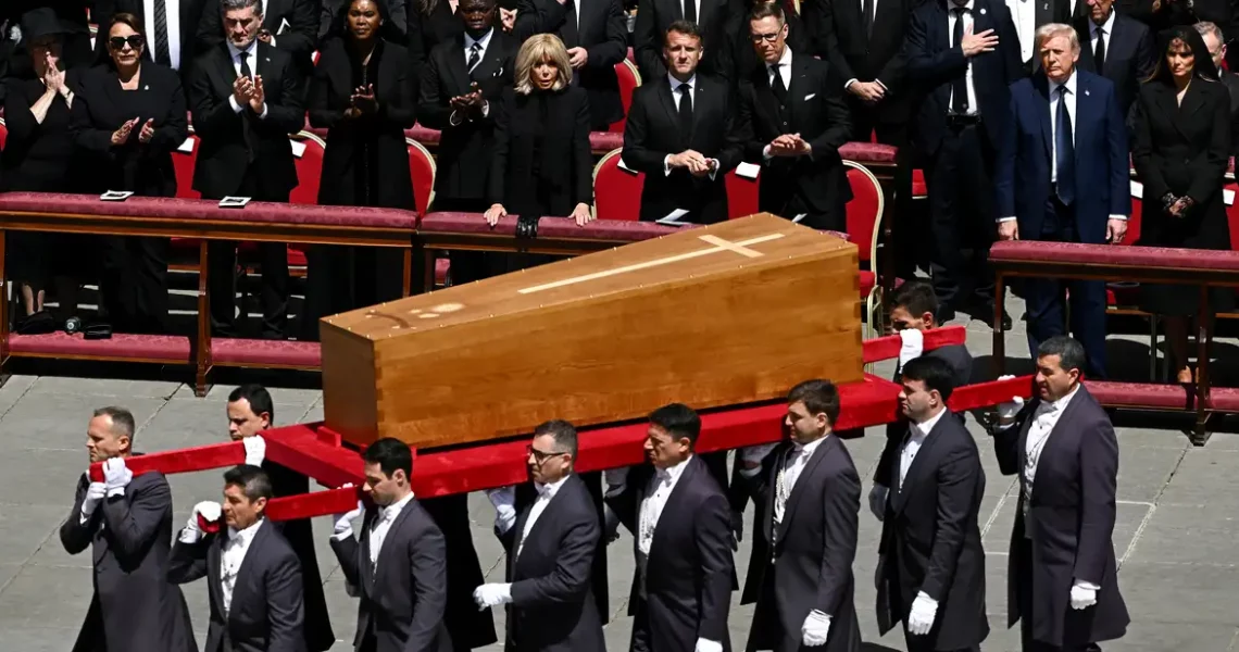 Corpo de papa Francisco é sepultado na Basílica de Santa Maria Maior