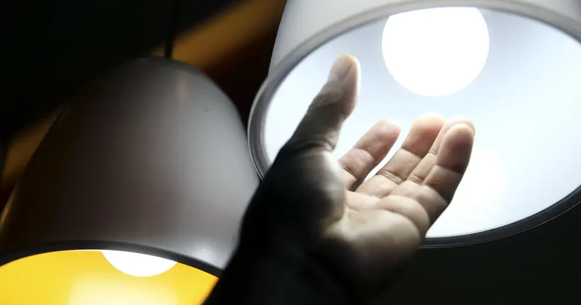 Contas de luz permanecem com bandeira tarifária vermelha em julho