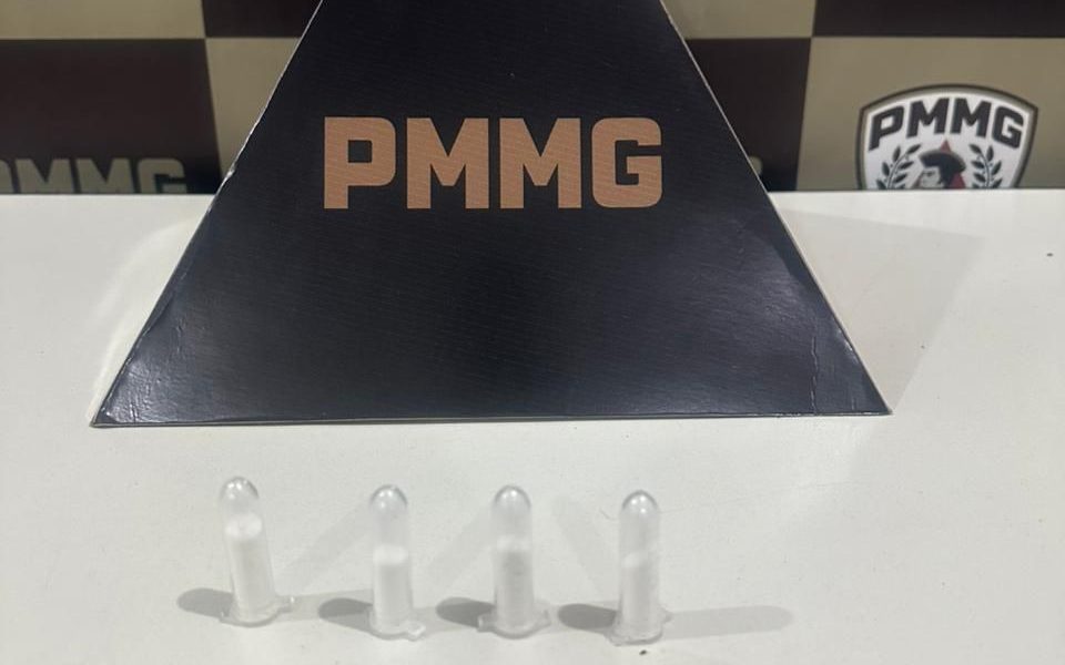 PMMG apreende drogas e veículo em ação de combate ao tráfico em Muriaé Mg