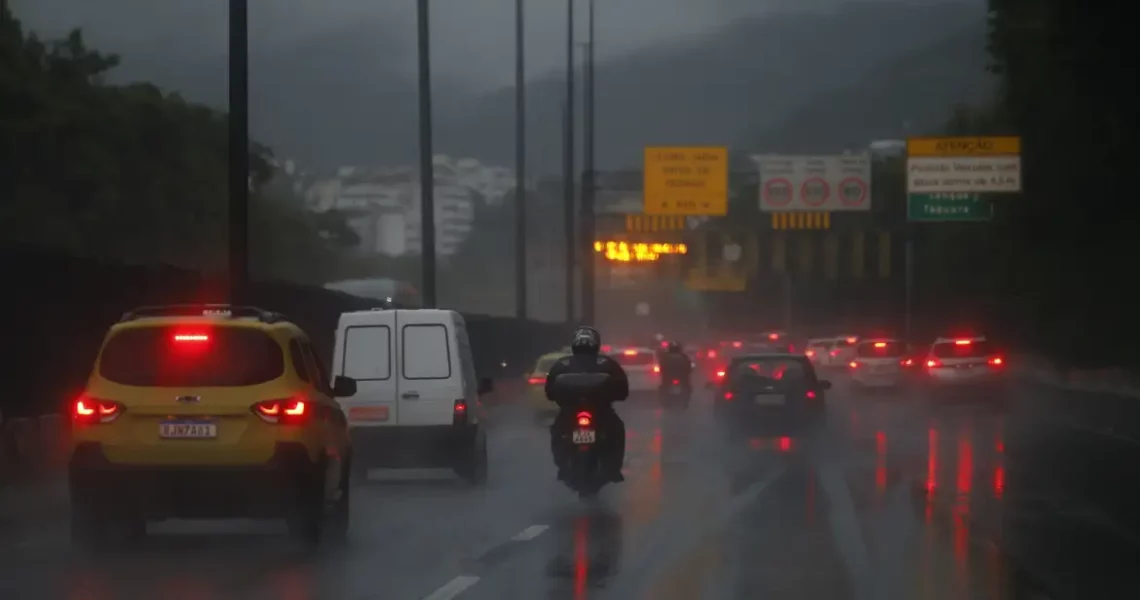 Defesa Civil do RJ alerta para chuvas intensas no estado até segunda